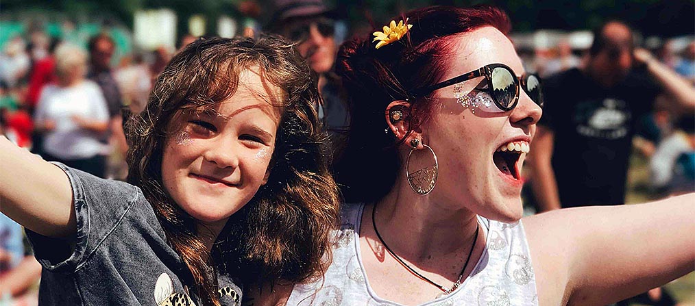 Madre e hija disfrutando en un festival