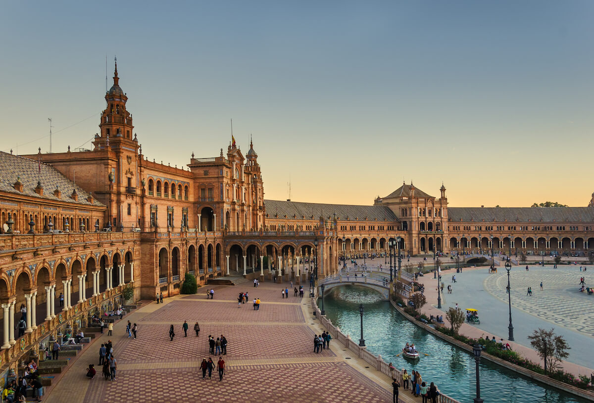 Cómo moverse por Sevilla: tranvía, bici, metro y más