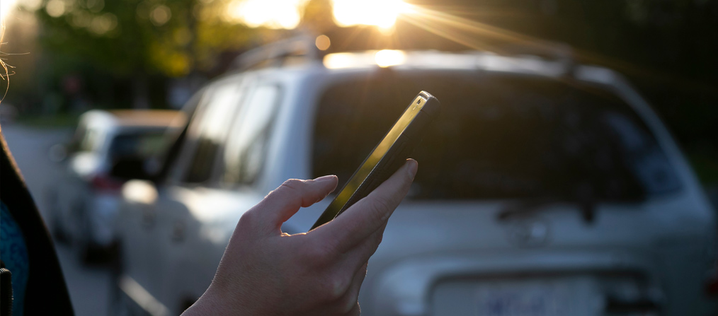 Usuario solicitando a través del móvil un servicio de carsharing