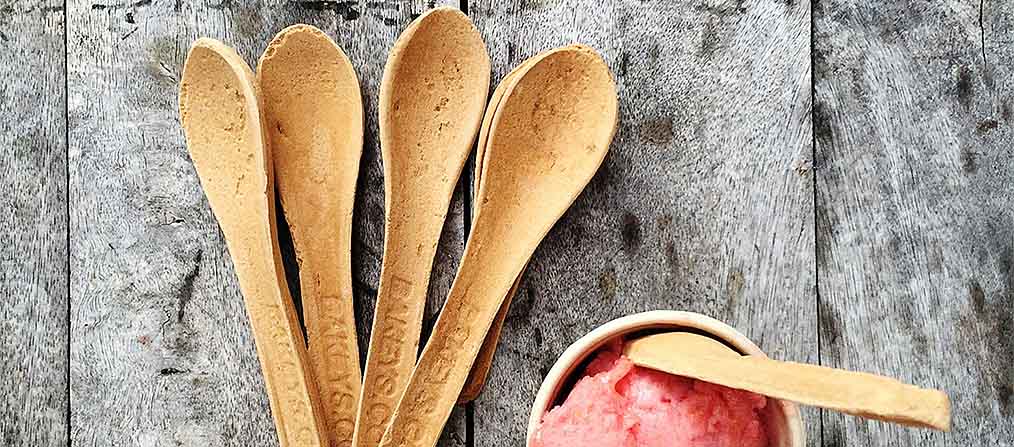 Cubiertos comestibles y biodegradables de la compañía hindú Bakey's
