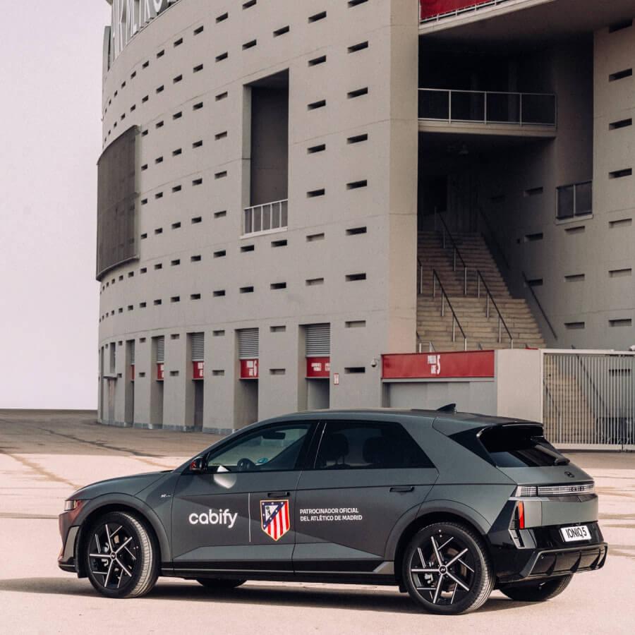 Coche de Cabify vinilado con el escudo del Atlético de Madrid en los exteriores del Estadio Metropolitano