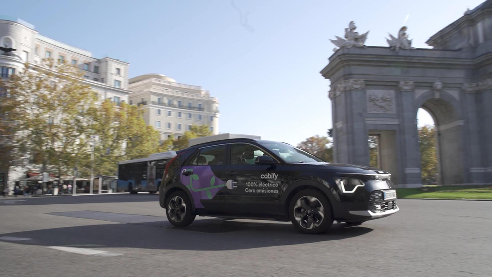 Coche de Cabify circulando por el centro de la ciudad de Madrid